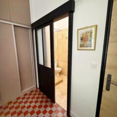 Accès salle de bains depuis la chambre